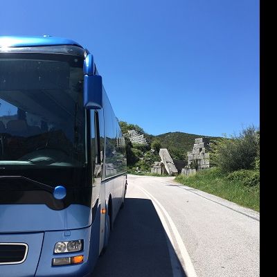 Bus am Tor Messini